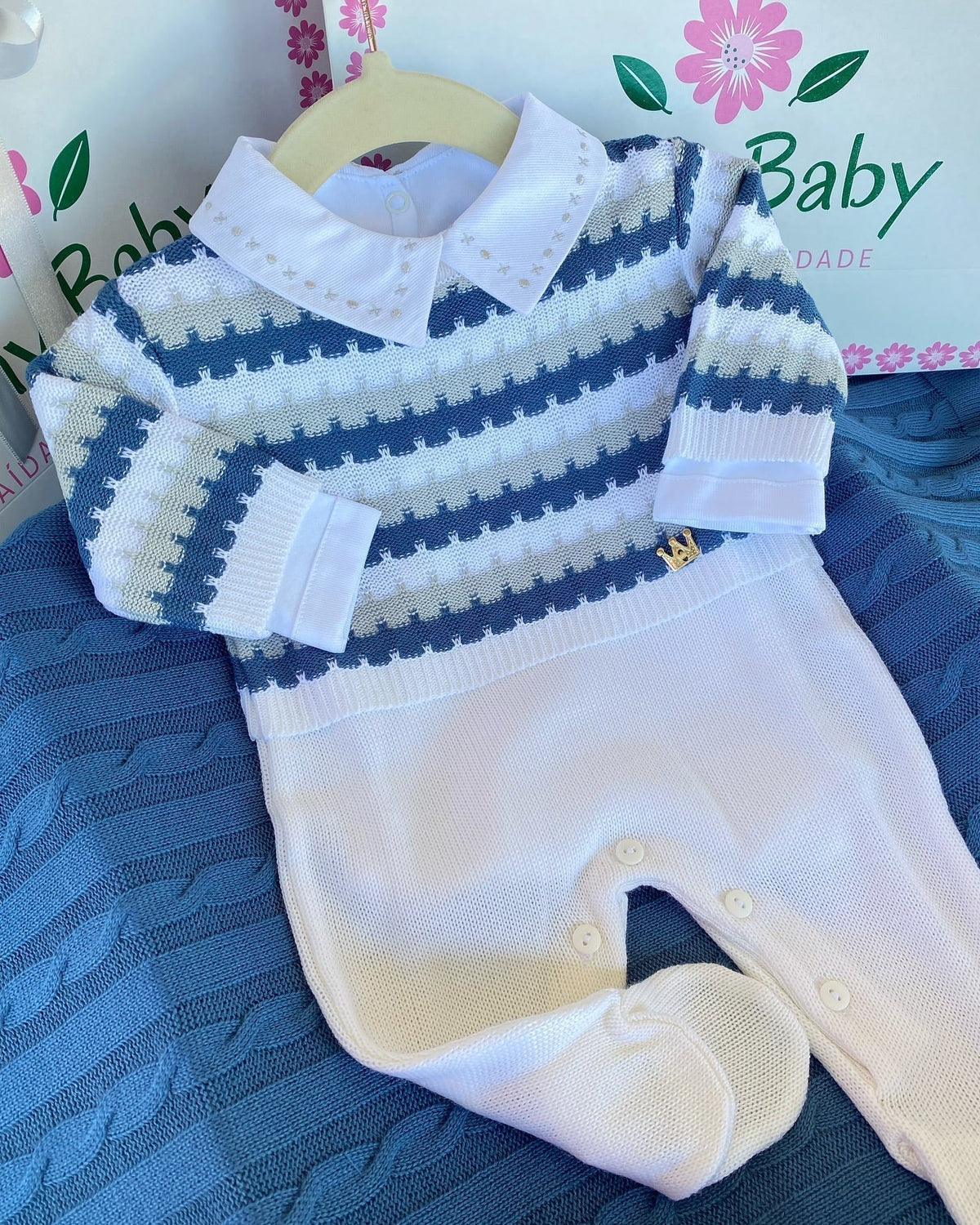 PROMOÇÃO Kit Saída Maternidade Com Pingente Dourado Personalizável Completa - Veste Até 4 Meses (Menino)