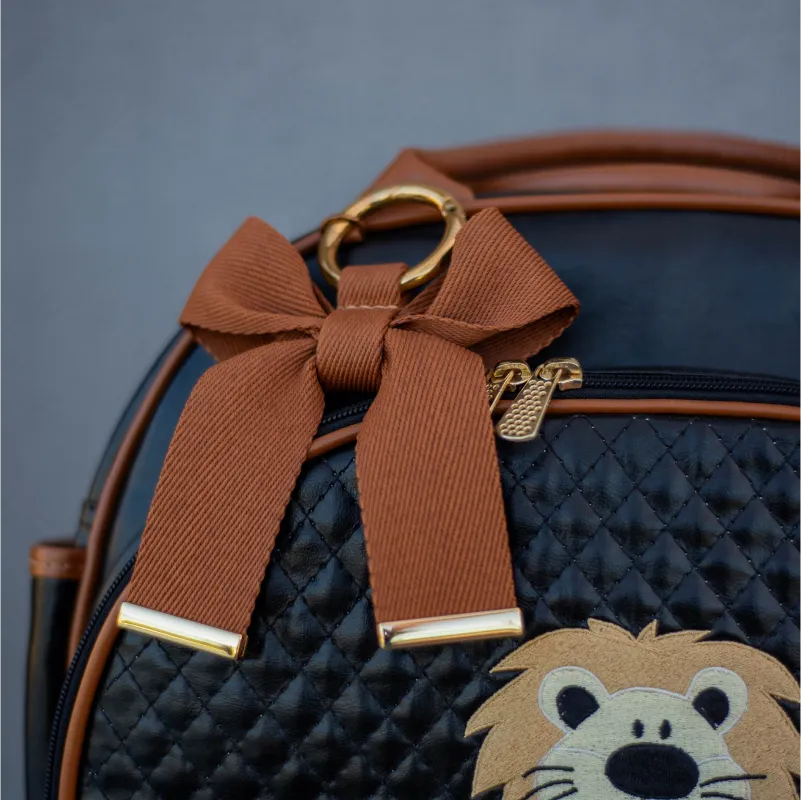 Bolsa da Mamãe - Couro Preto com Detalhes em Couro Caramelo e Bordado de Leão